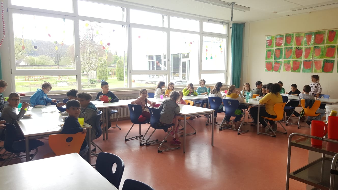 Bild von Schülern in der Mensa der Anton-Braun-Grundschule in Möhringen bei Tuttlingen. 