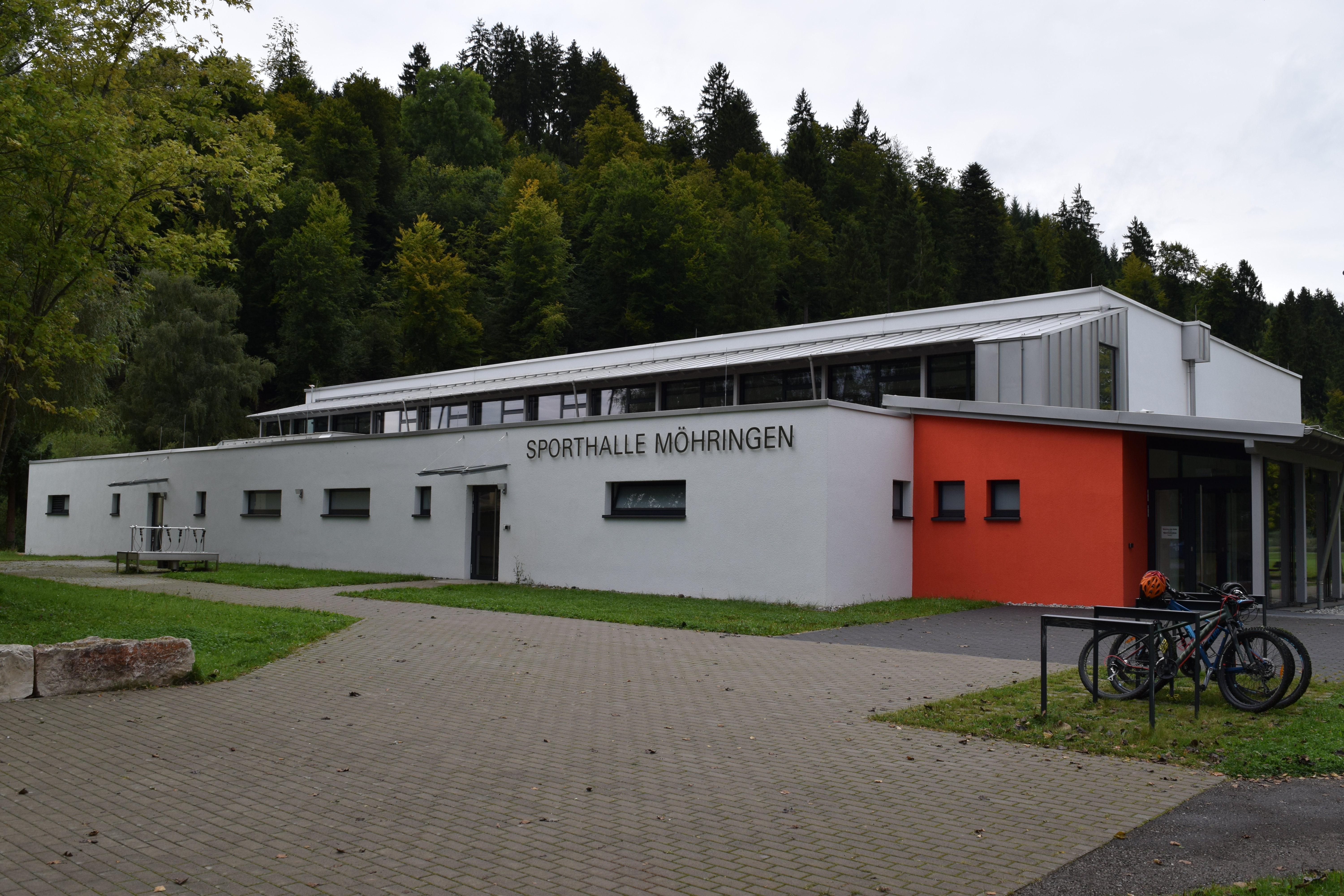 Foto des Gebäudes der Sporthalle, die zur Anton-Braun-Grundschule gehört. 