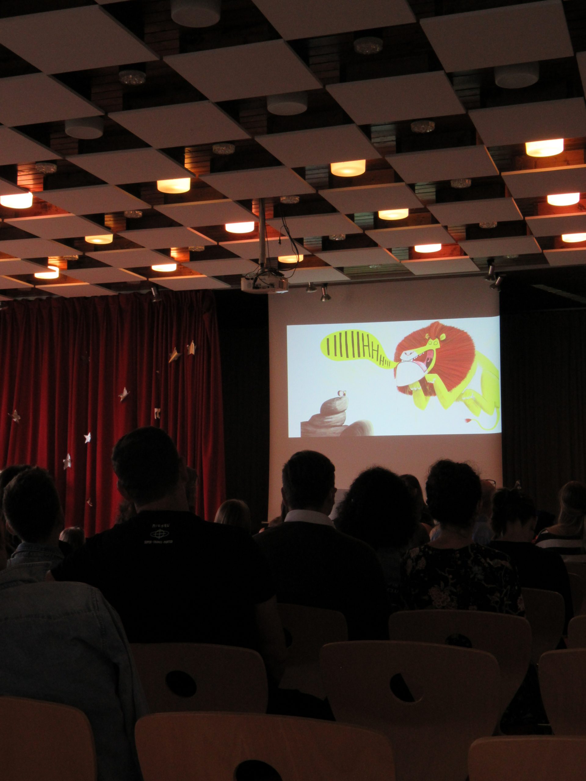 Das Wappen der Stadt Möhringen bei Tuttlingen mit der Mohrfrau auf blauem Hintergrund.