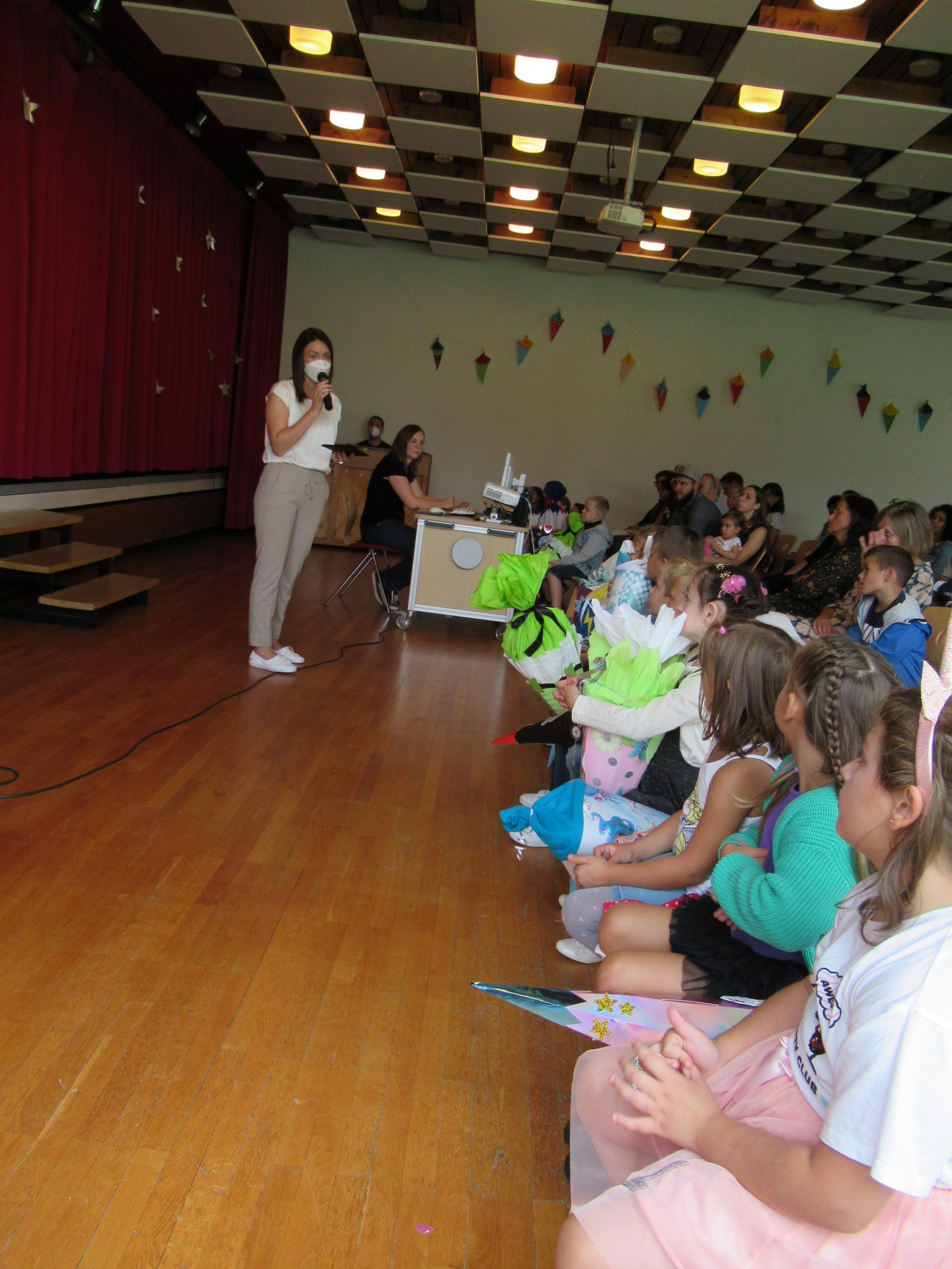 Das Wappen der Stadt Möhringen bei Tuttlingen mit der Mohrfrau auf blauem Hintergrund.
