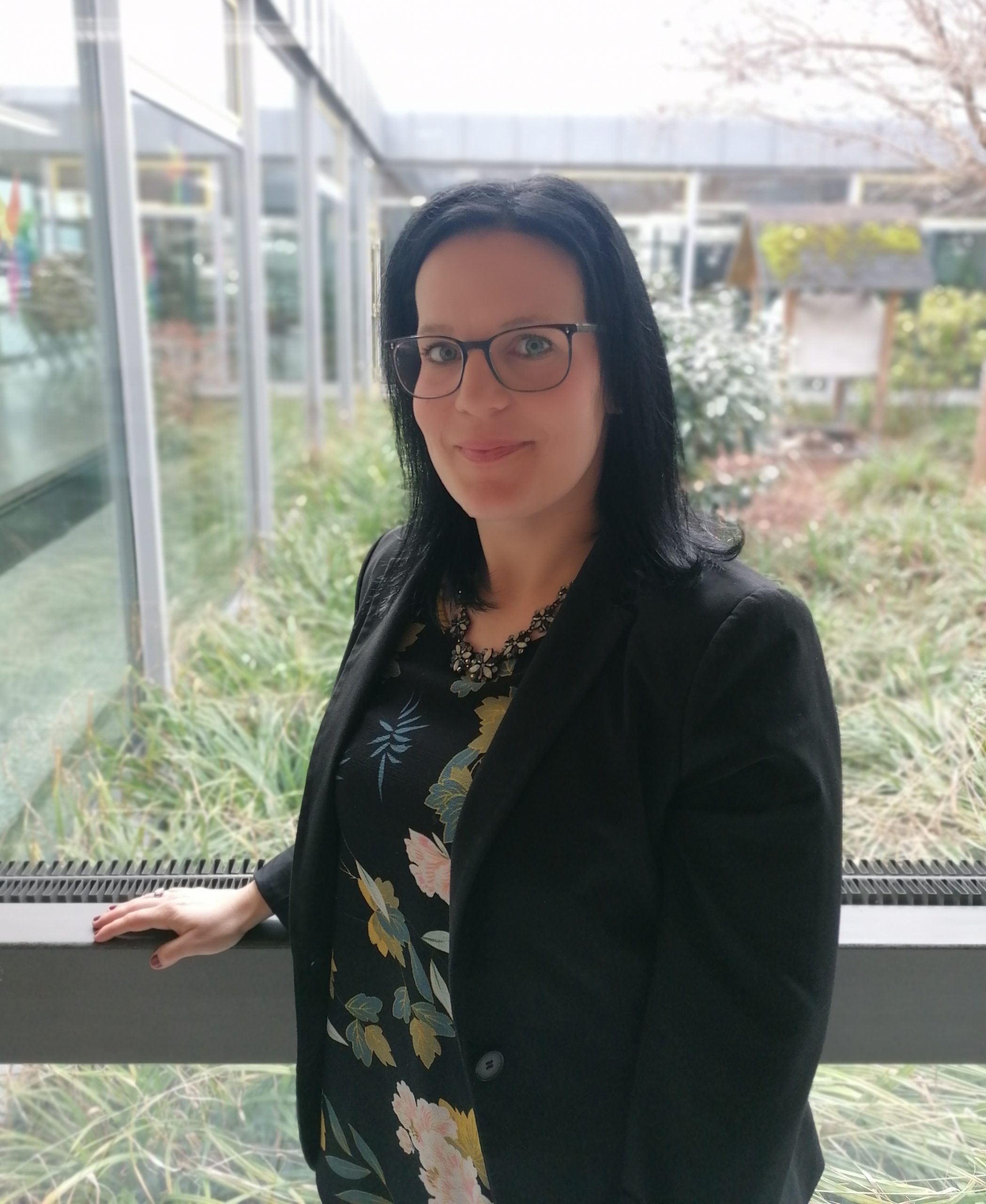 Portrait der Schulleiterin Kathrin Körrenz der Anton-Braun-Grundschule-Möhringen von dem Schulgarten.