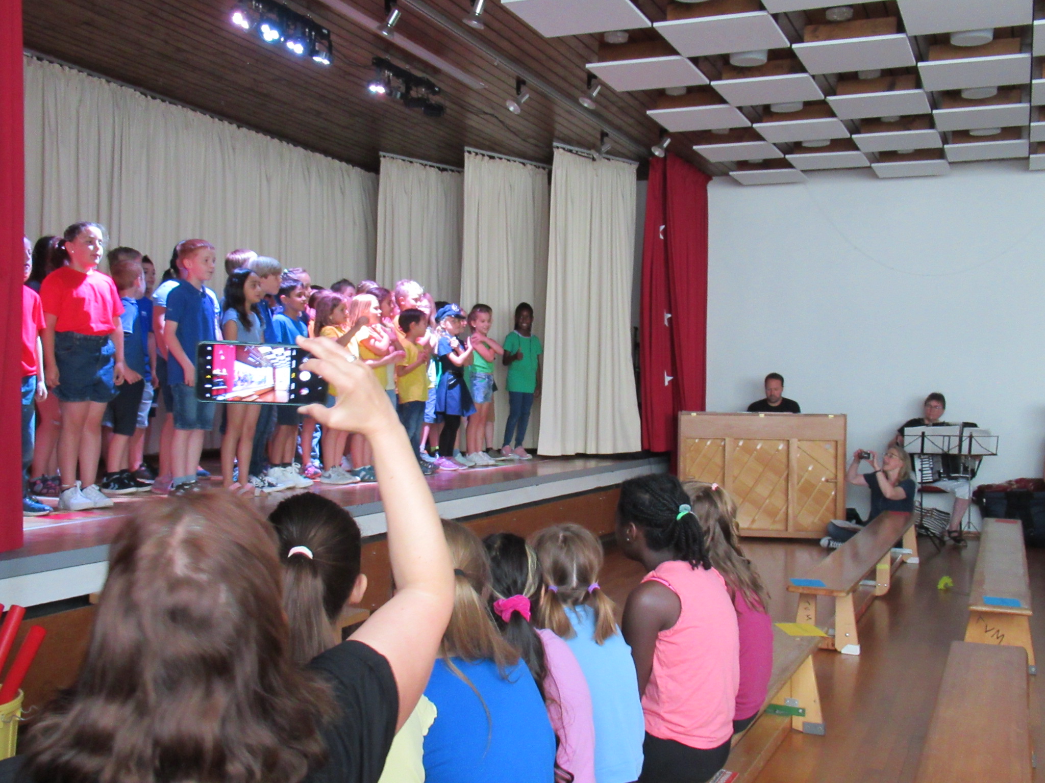 Das Wappen der Stadt Möhringen bei Tuttlingen mit der Mohrfrau auf blauem Hintergrund.