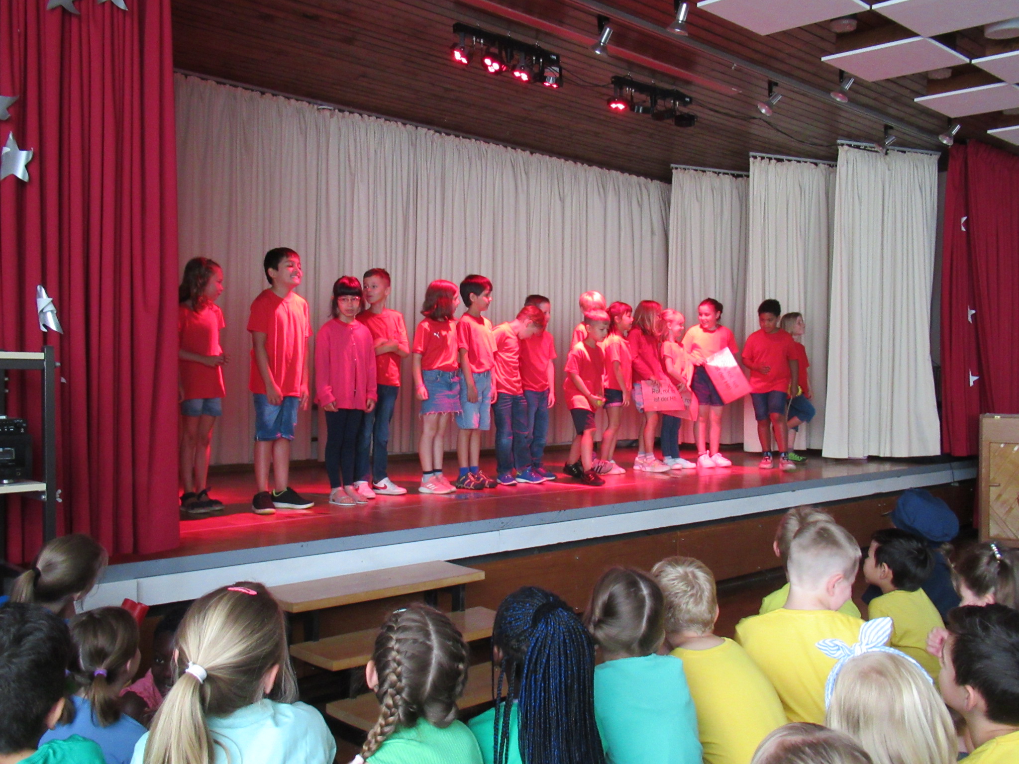 Das Wappen der Stadt Möhringen bei Tuttlingen mit der Mohrfrau auf blauem Hintergrund.