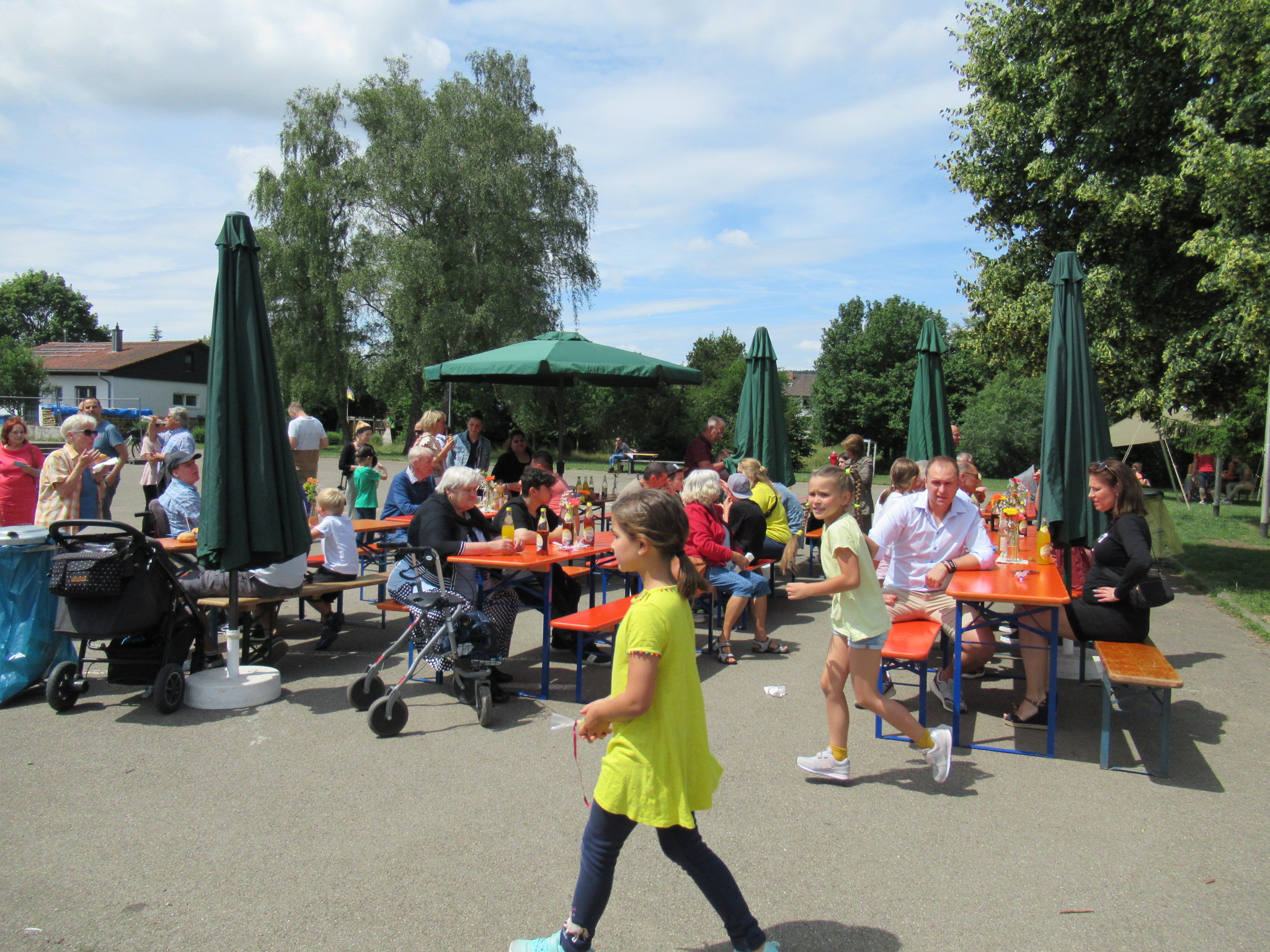 Das Wappen der Stadt Möhringen bei Tuttlingen mit der Mohrfrau auf blauem Hintergrund.