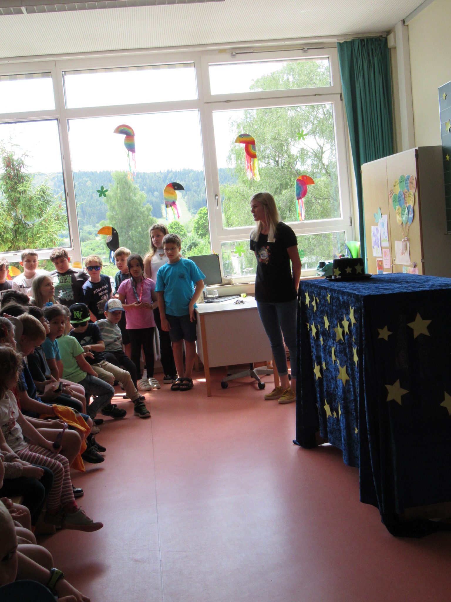 Das Wappen der Stadt Möhringen bei Tuttlingen mit der Mohrfrau auf blauem Hintergrund.