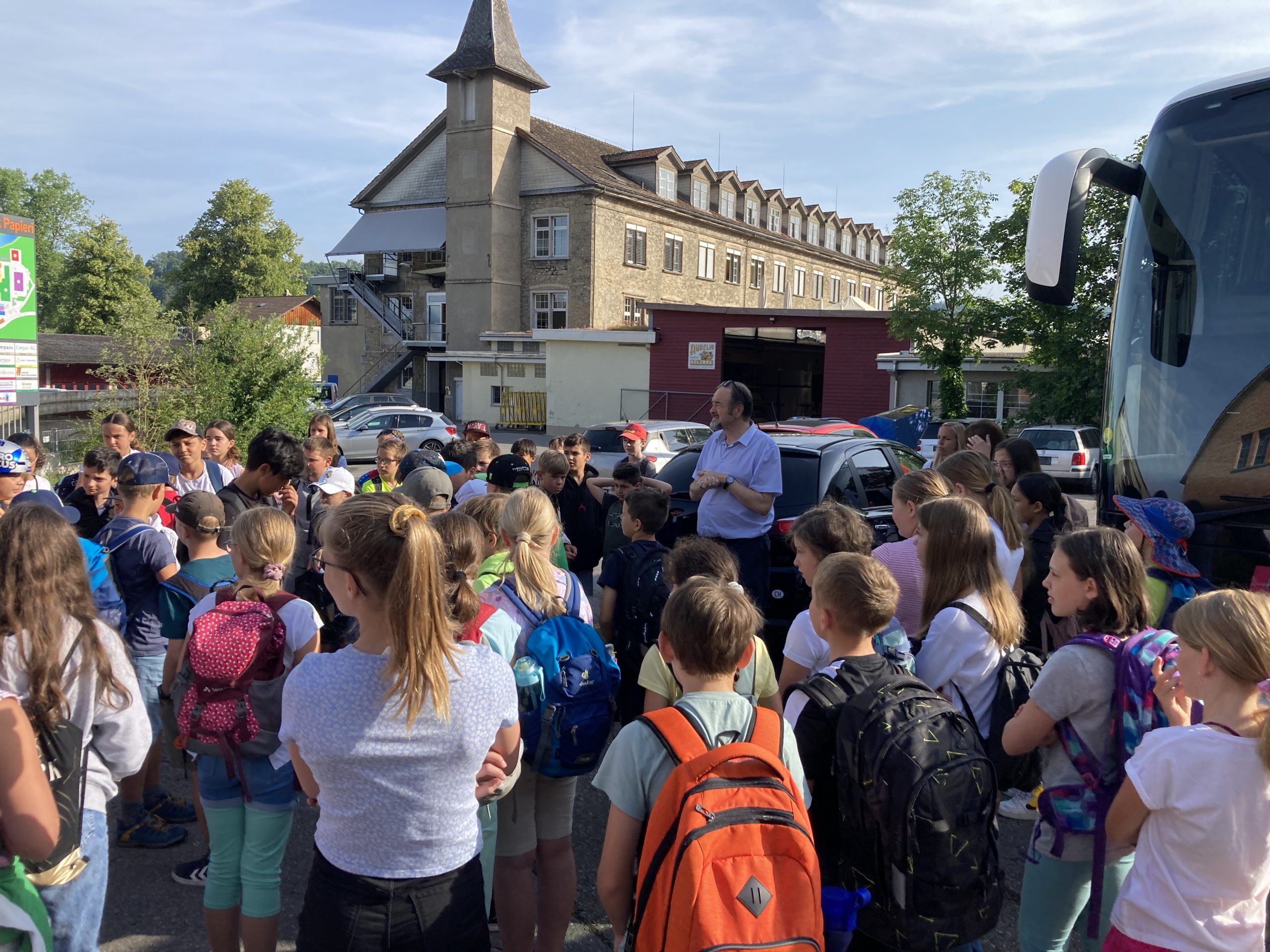 Das Wappen der Stadt Möhringen bei Tuttlingen mit der Mohrfrau auf blauem Hintergrund.