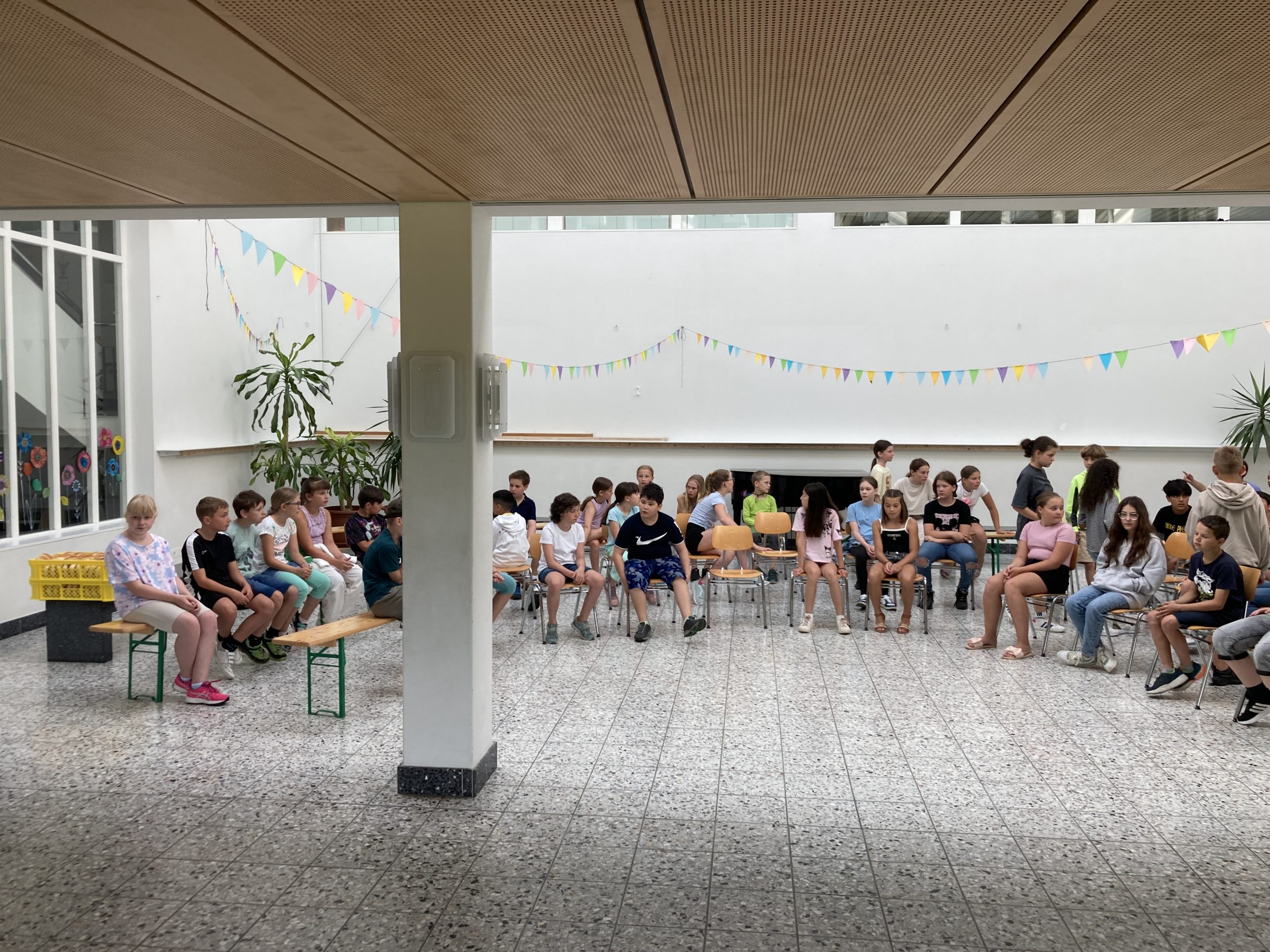 Das Wappen der Stadt Möhringen bei Tuttlingen mit der Mohrfrau auf blauem Hintergrund.
