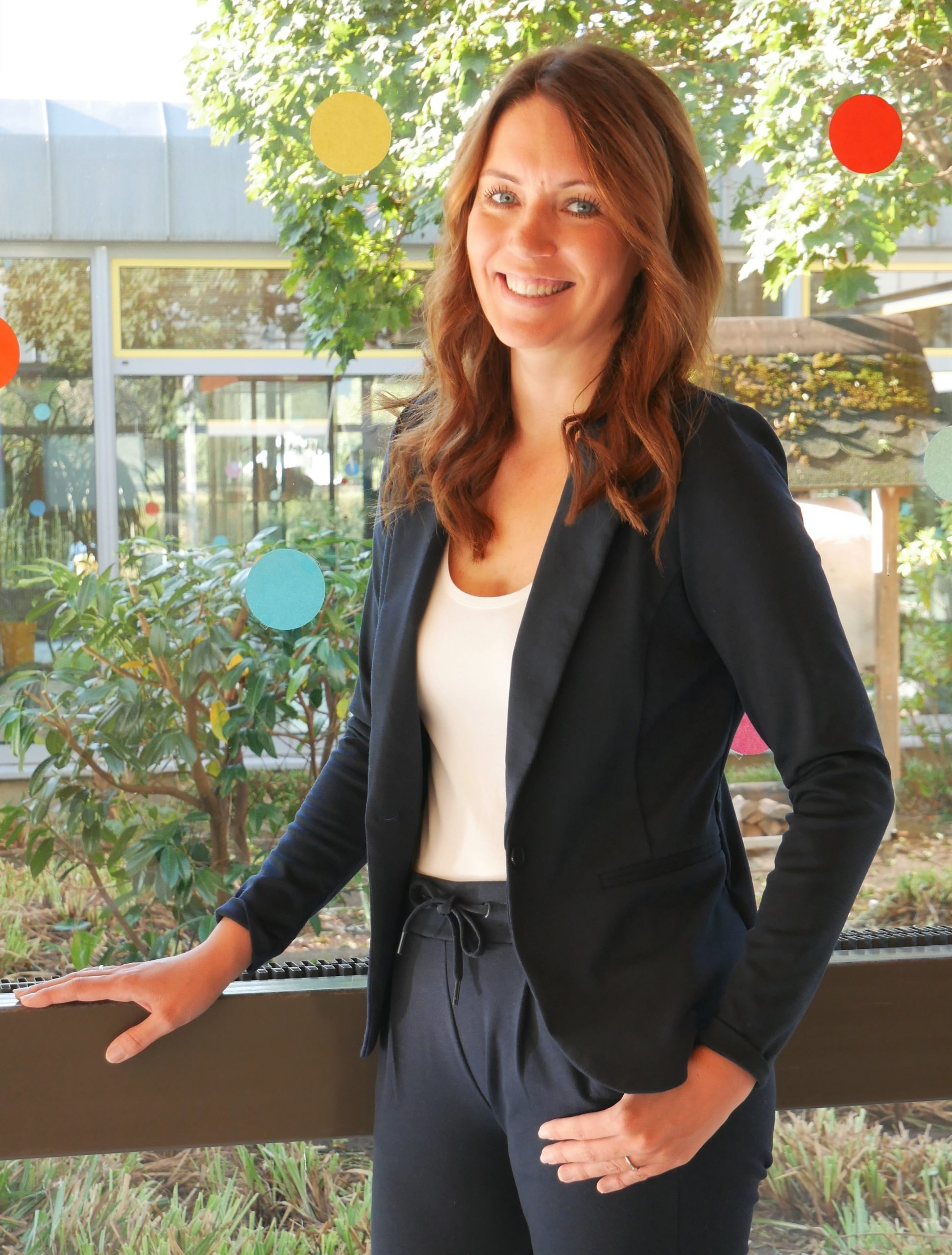 Portrait der Schulleiterin Kathrin Körrenz der Anton-Braun-Grundschule-Möhringen von dem Schulgarten.