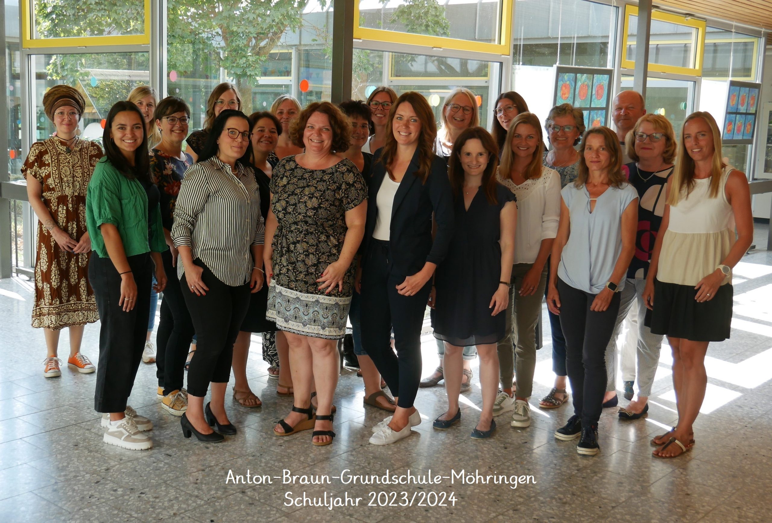 Gruppenfoto des Kollegiums der Anton-Braun-Grundschule-Möhringen.