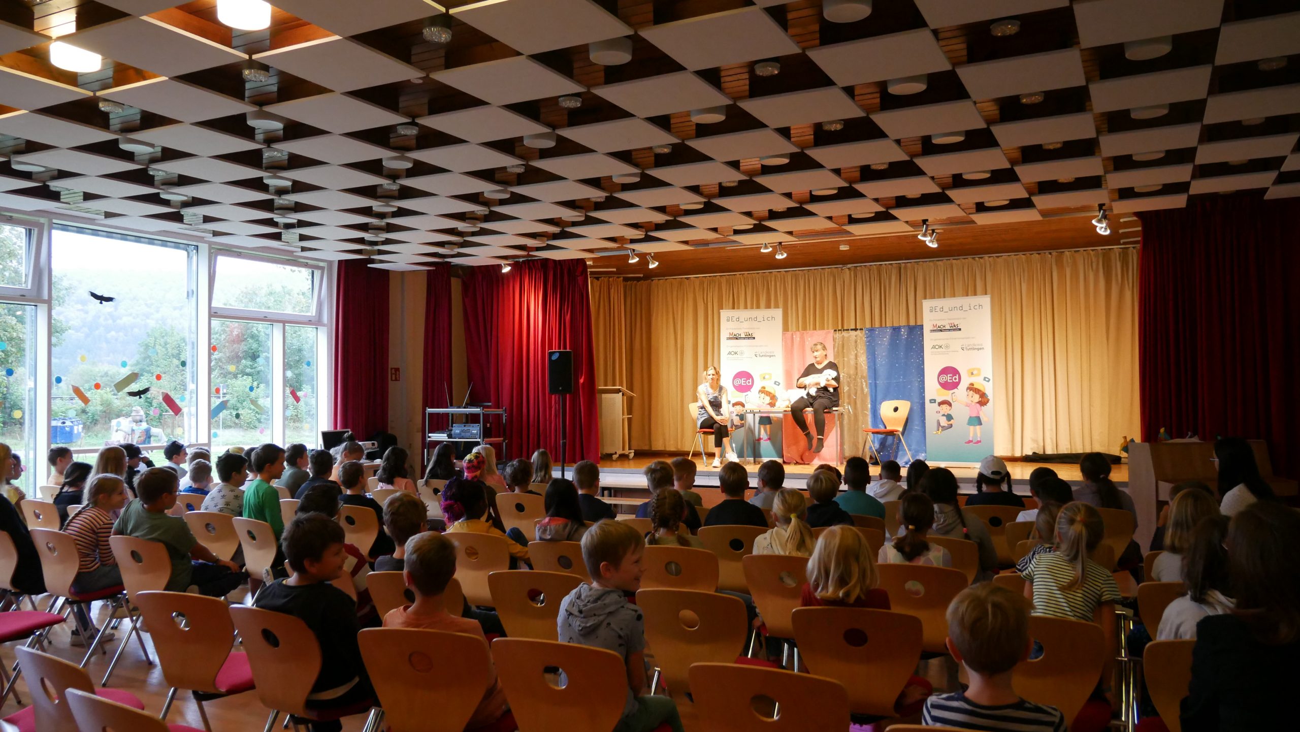 Das Wappen der Stadt Möhringen bei Tuttlingen mit der Mohrfrau auf blauem Hintergrund.
