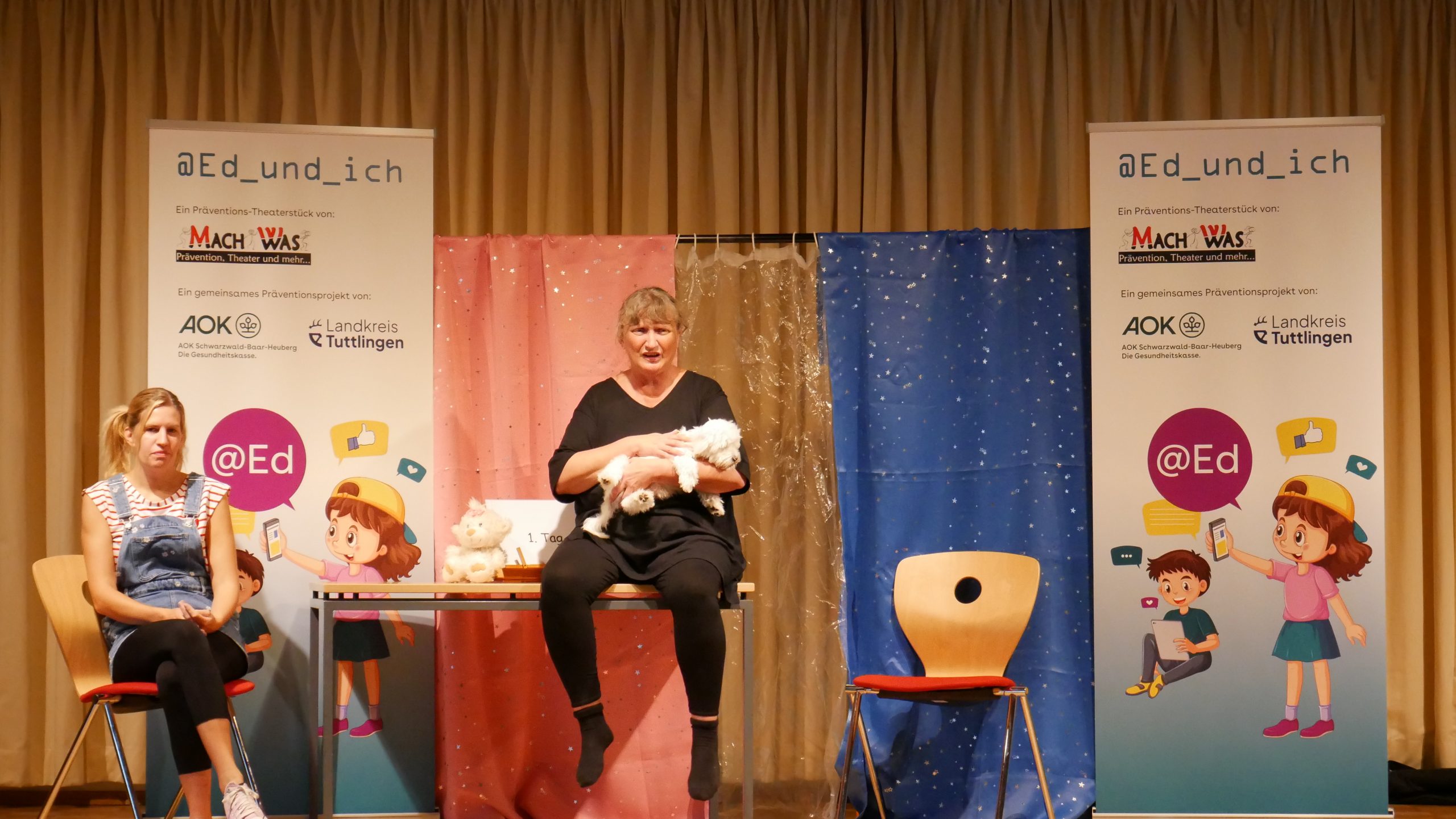 Das Wappen der Stadt Möhringen bei Tuttlingen mit der Mohrfrau auf blauem Hintergrund.