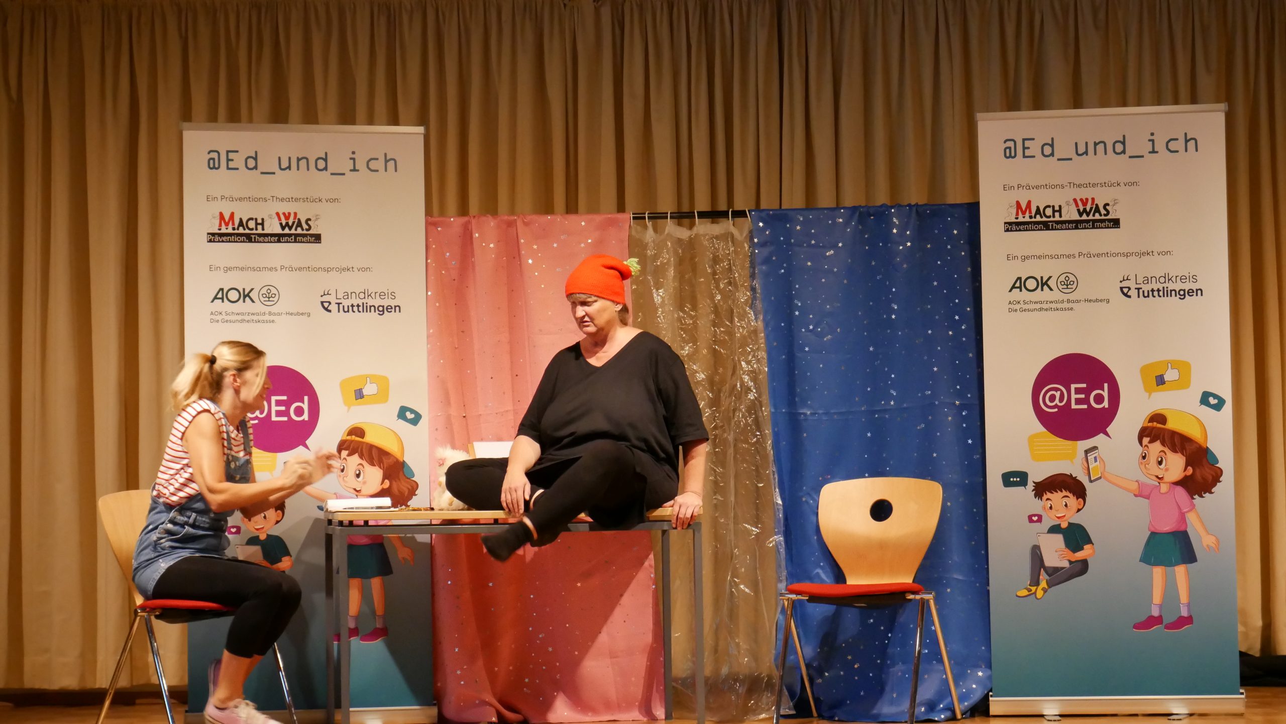 Das Wappen der Stadt Möhringen bei Tuttlingen mit der Mohrfrau auf blauem Hintergrund.