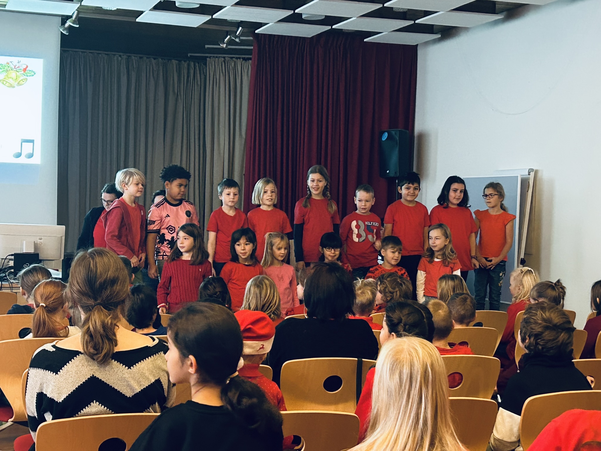 Das Wappen der Stadt Möhringen bei Tuttlingen mit der Mohrfrau auf blauem Hintergrund.
