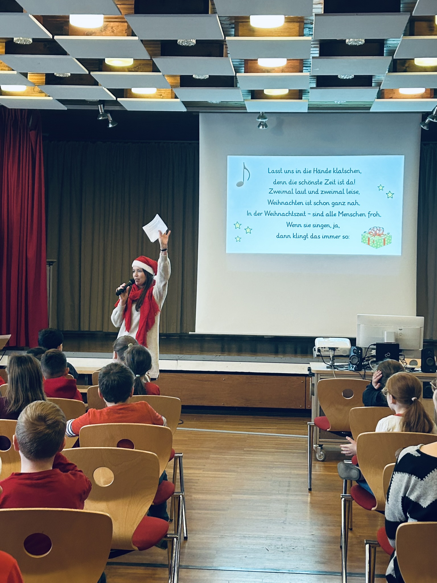 Das Wappen der Stadt Möhringen bei Tuttlingen mit der Mohrfrau auf blauem Hintergrund.