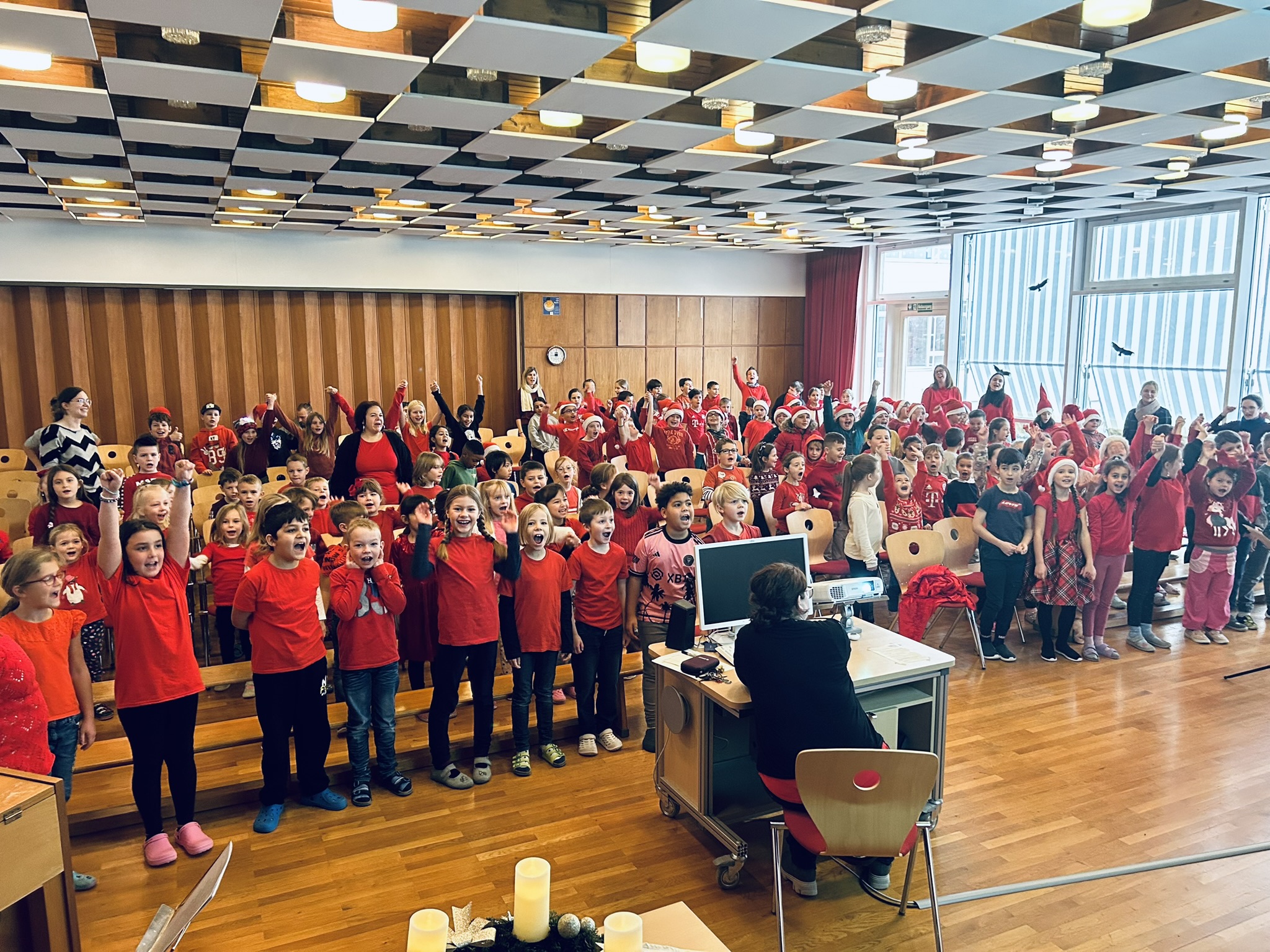 Das Wappen der Stadt Möhringen bei Tuttlingen mit der Mohrfrau auf blauem Hintergrund.