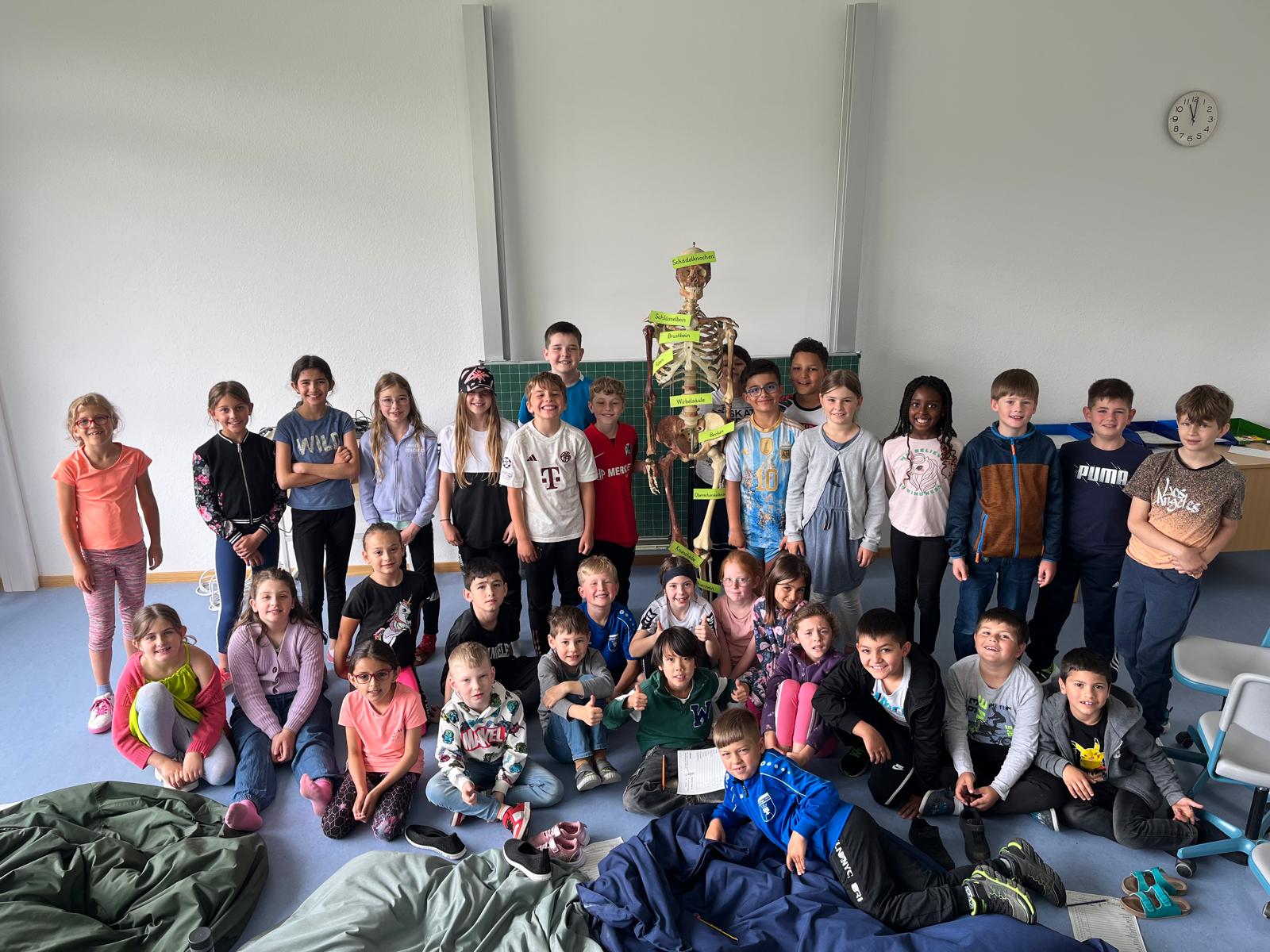 Das Wappen der Stadt Möhringen bei Tuttlingen mit der Mohrfrau auf blauem Hintergrund.