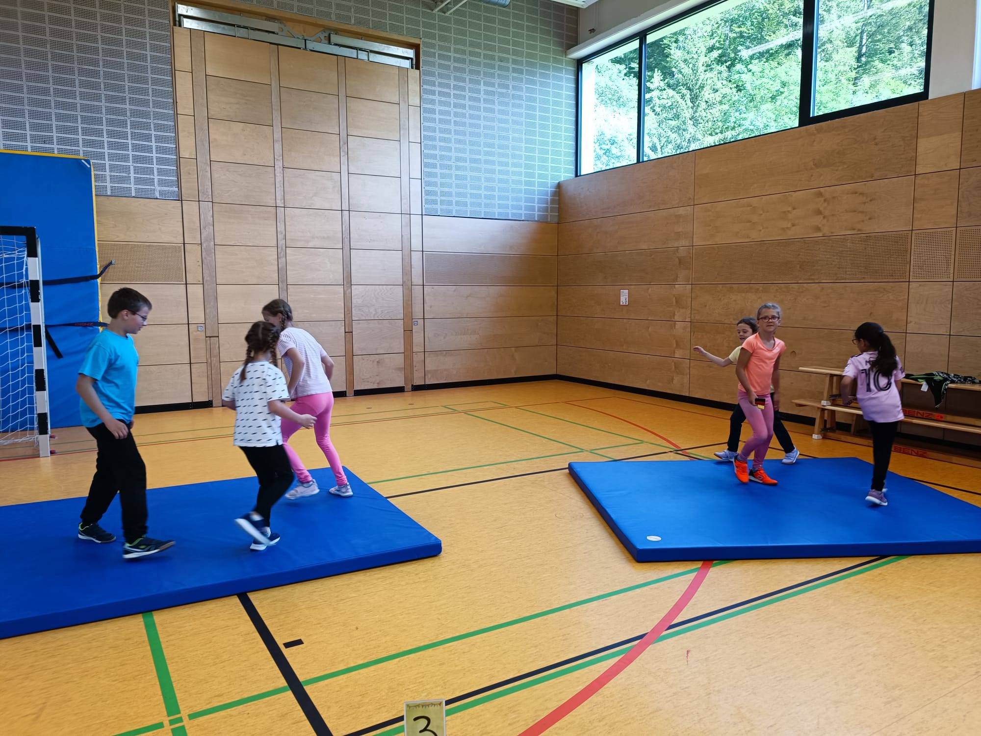 Das Wappen der Stadt Möhringen bei Tuttlingen mit der Mohrfrau auf blauem Hintergrund.