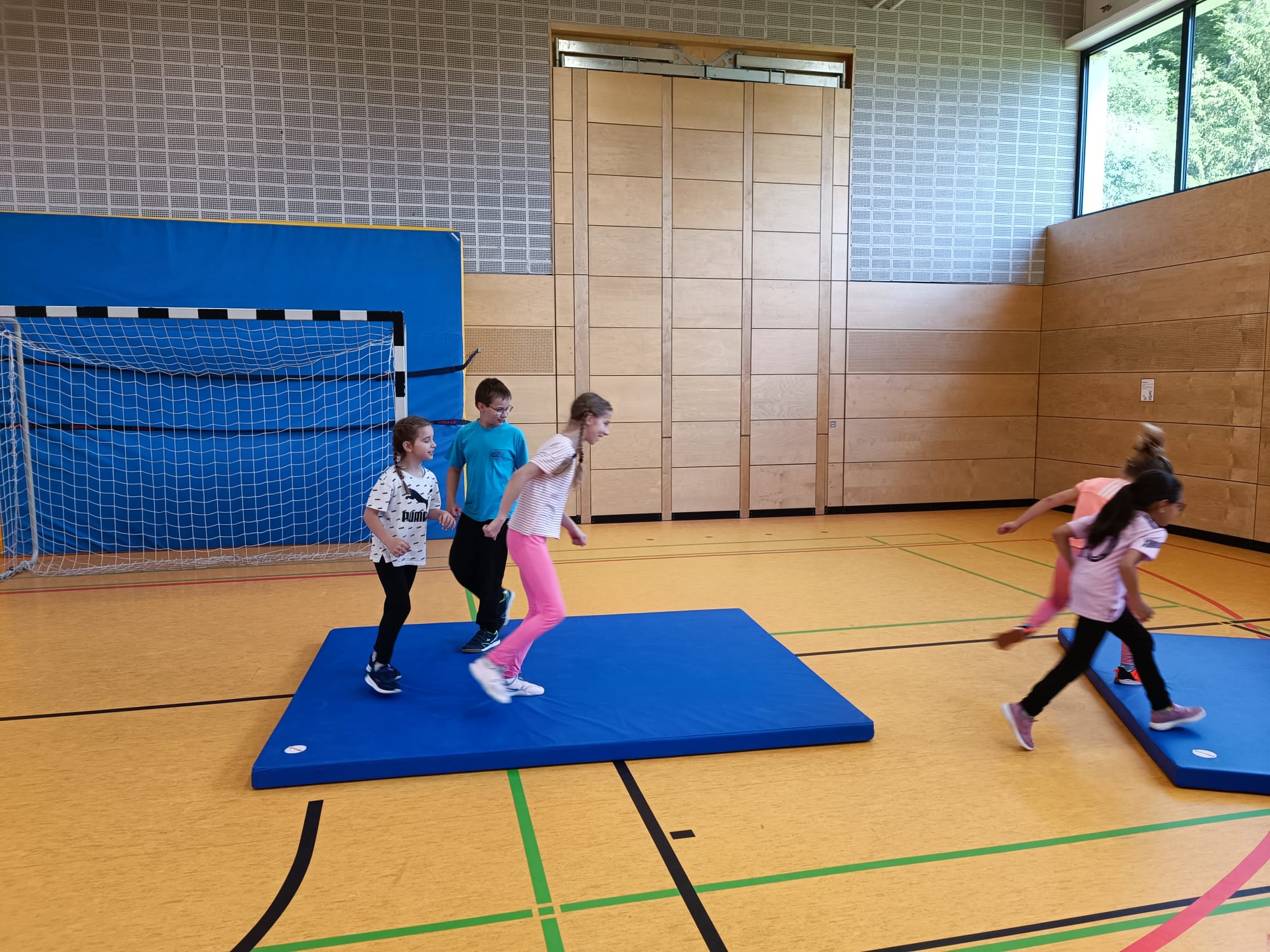 Das Wappen der Stadt Möhringen bei Tuttlingen mit der Mohrfrau auf blauem Hintergrund.