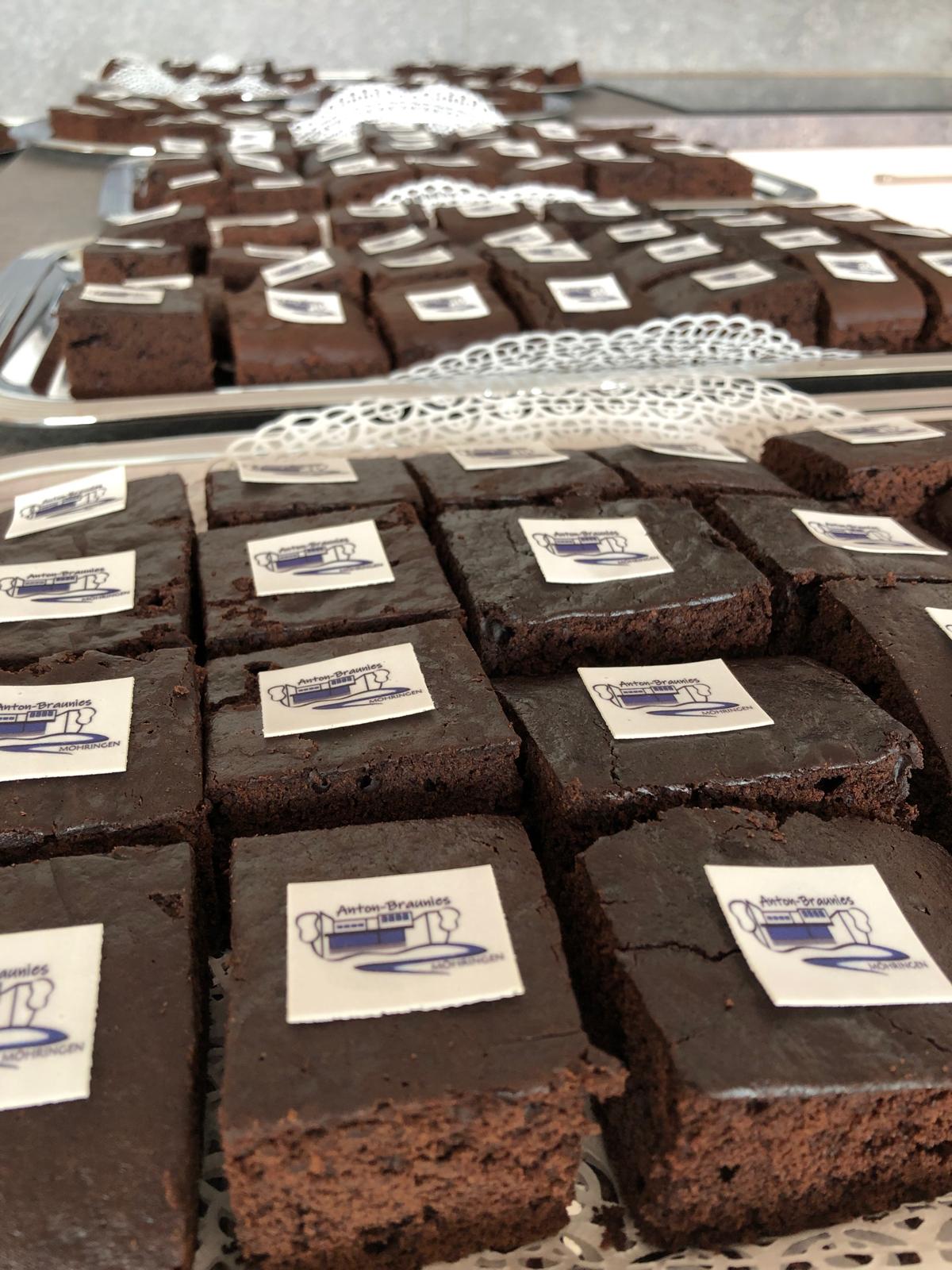 Das Wappen der Stadt Möhringen bei Tuttlingen mit der Mohrfrau auf blauem Hintergrund.