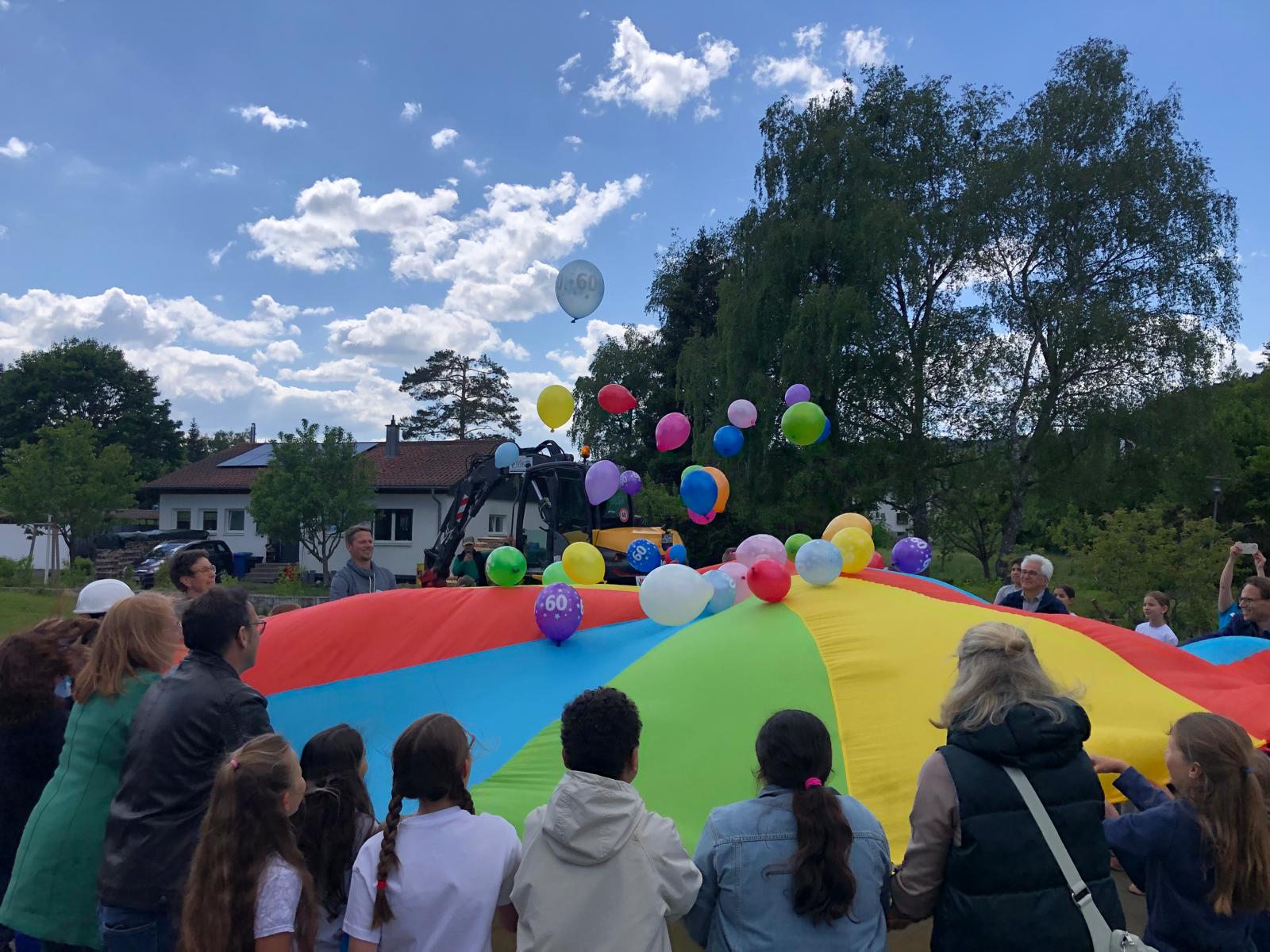 Das Wappen der Stadt Möhringen bei Tuttlingen mit der Mohrfrau auf blauem Hintergrund.