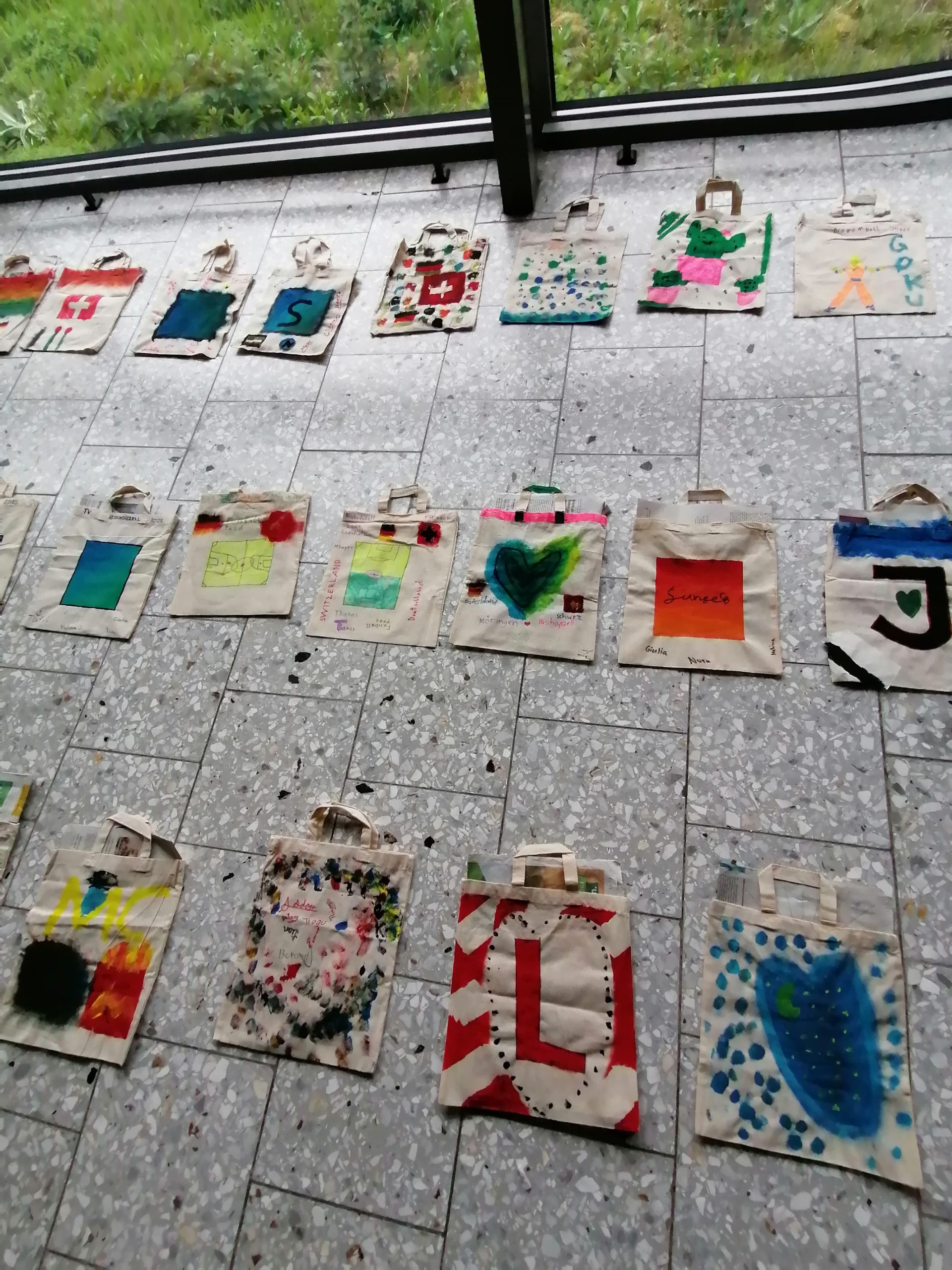 Das Wappen der Stadt Möhringen bei Tuttlingen mit der Mohrfrau auf blauem Hintergrund.