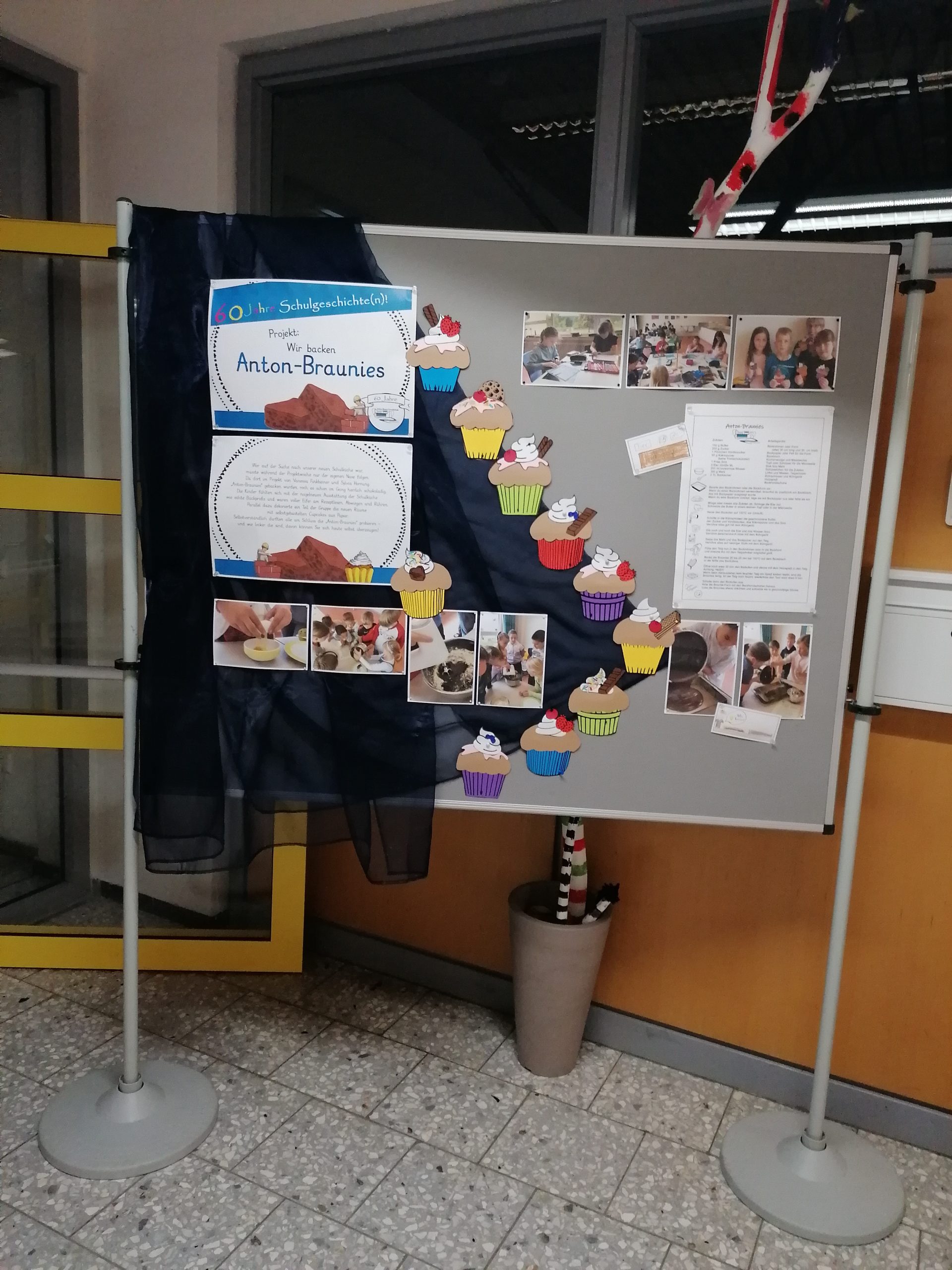 Das Wappen der Stadt Möhringen bei Tuttlingen mit der Mohrfrau auf blauem Hintergrund.