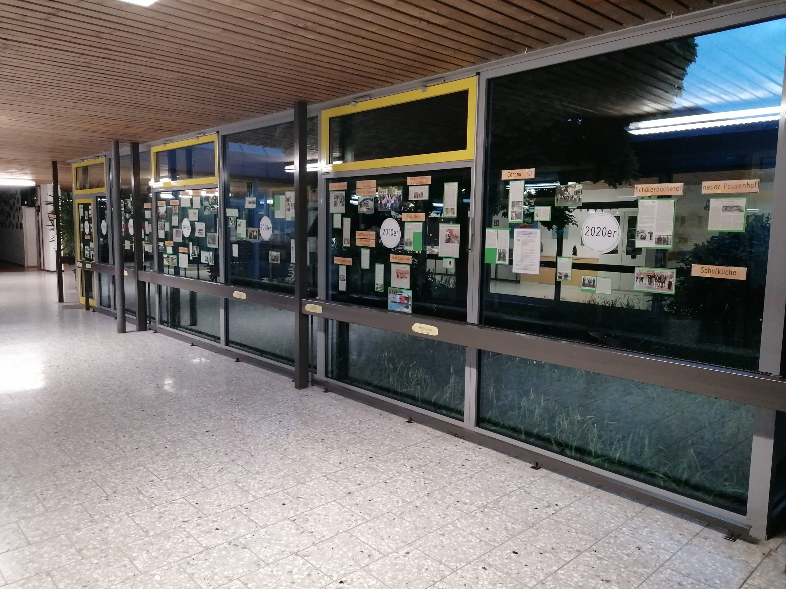 Das Wappen der Stadt Möhringen bei Tuttlingen mit der Mohrfrau auf blauem Hintergrund.