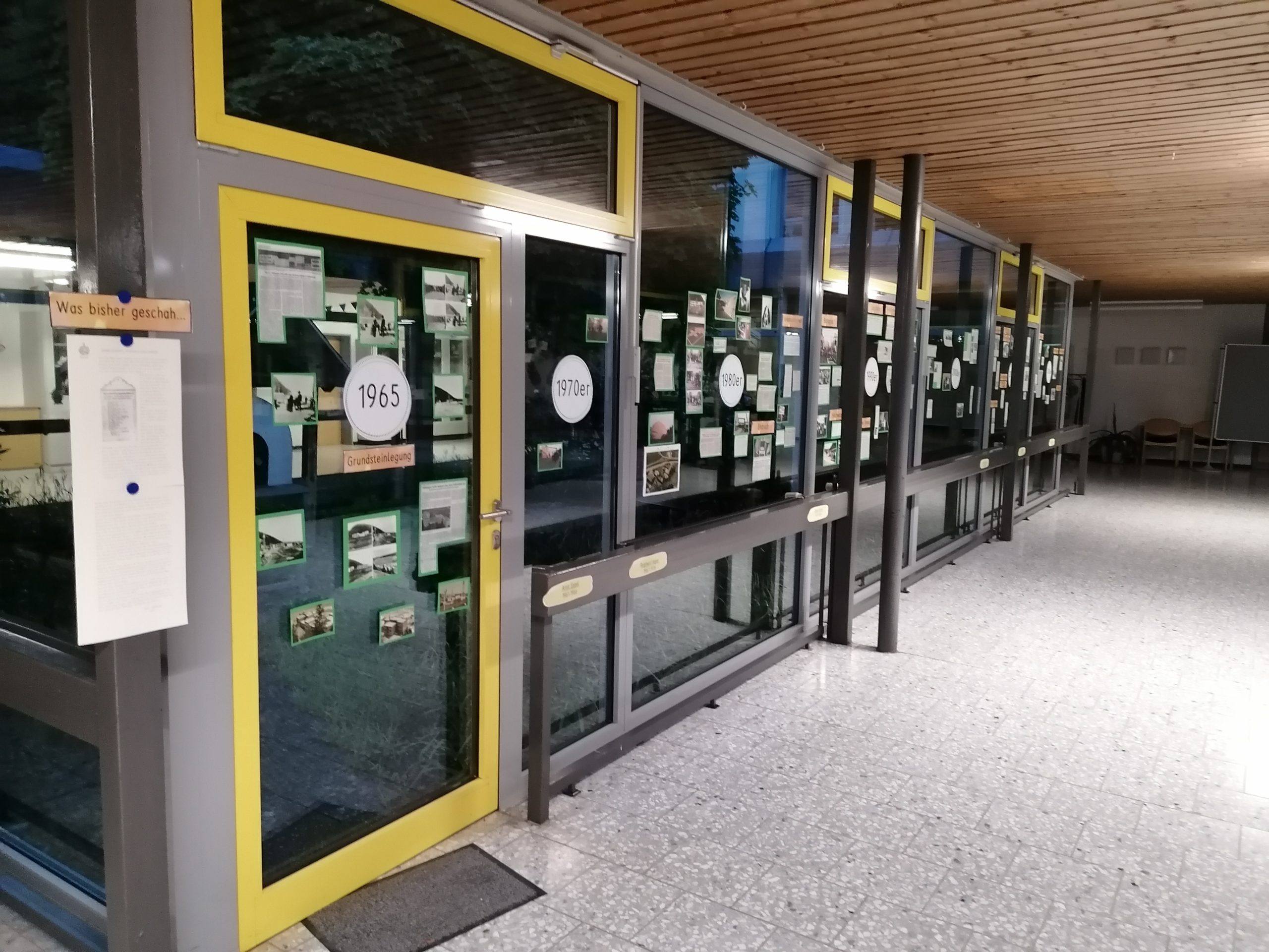 Das Wappen der Stadt Möhringen bei Tuttlingen mit der Mohrfrau auf blauem Hintergrund.